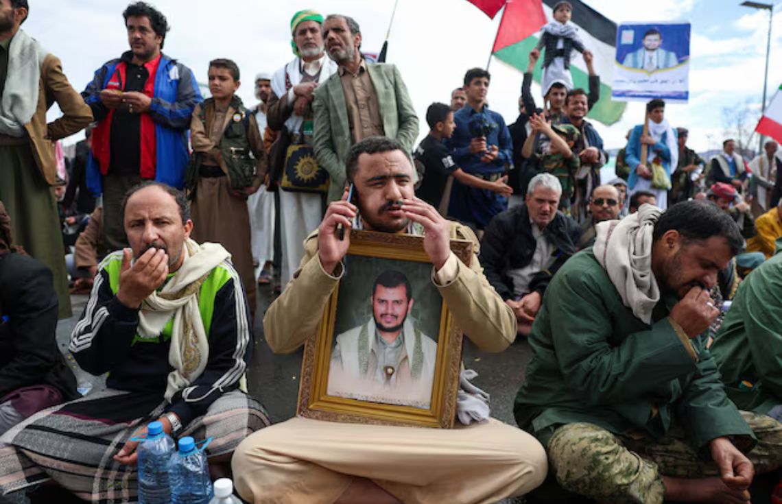 އީރާނާ ދެކޮޅަށް ކުރާ ހަނގުރާމައިގެ ދެވަނަ މަސް ފެށުނުއިރު، ޔަމަނުގެ ހޫޘީން ހަނަގުރާމައަށް ތަދައްޚުލް ވެއްޖެ