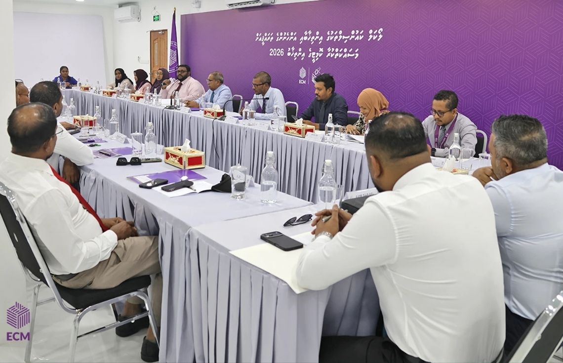 އިލެކްޝަންސް ކޮމިޝަނުގެ ޤާނޫނީ ޒިންމާ އަދާކުރަން ހުރަސްއެޅޭ ގޮތަށް ދޮގު މަޢުލޫމާތު ނުފެތުރުމަށް އިލްތިމާސްކޮށްފި