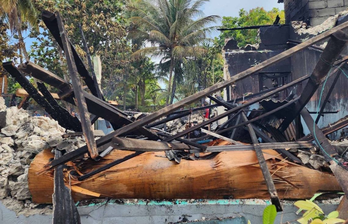 ރ. އަލިފުށީ ގެއެއްގައި އަލިފާން ރޯވެ، ބޭނުން ނުކުރެވޭ ވަރަށް އަނދައިފި