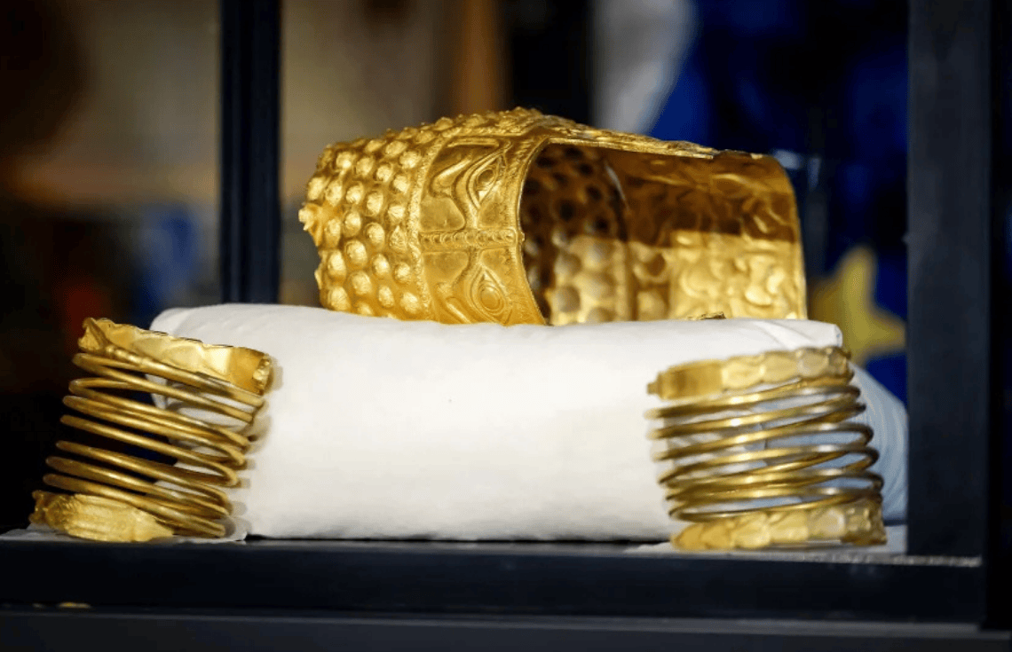 މިއުޒިއަމަކުން ވަގަށް ނެގި 2،500 އަހަރުވީ ރަނުގެ ހެލްމެޓެއް ފެނިއްޖެ