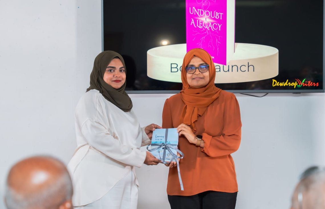 ރާއްޖޭގެ ފިއުލް ކުންފުންޏެއްގެ ފުރަތަމަ އަންހެން ސީ.އޯ.އޯ، އާޒަރަތު ރަޝީދުގެ ހަޔާތުގެ މައްޗަށް ބިނާކޮށް ލިޔުނު ފޮތް ނެރެފި