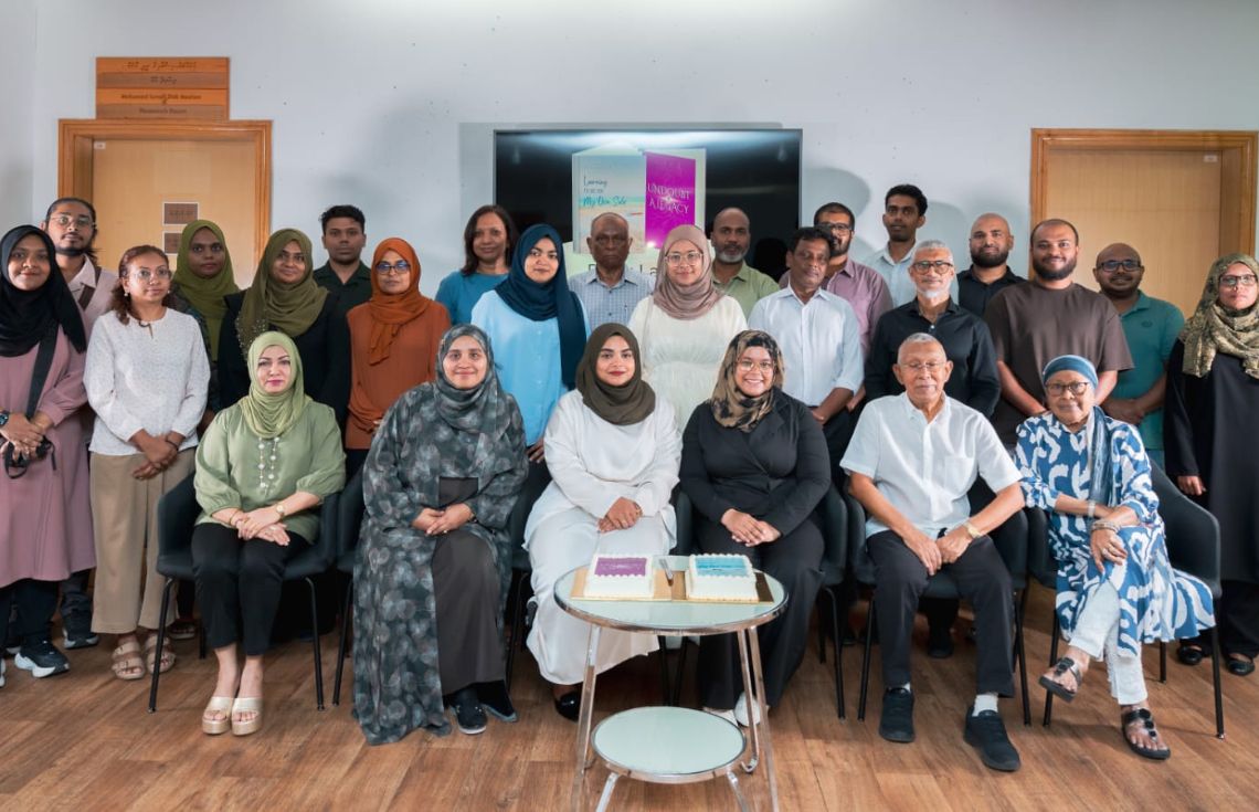 "ޕީކޮމާ" އިން ރާއްޖޭގެ ކޮންމެ ރަށެއްގައި ލައިފް ކޯޗަކު ބެހެއްޓުމުގެ މަޝްރޫޢު ފެށި، ދެ ފޮތެއް ނެރެފި