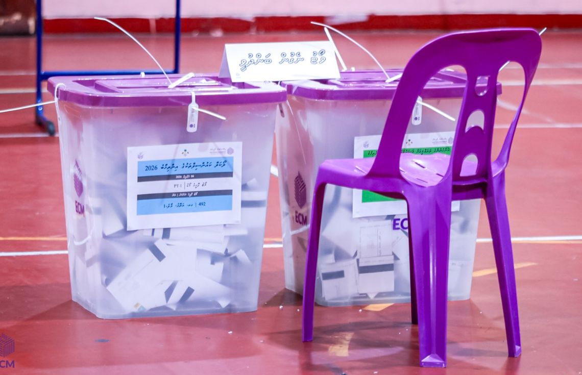 އިންތިޚާބުގެ ވޯޓުލުން ނިމި، ގިނަ ފޮށިތަކުގެ ވޯޓު ގުނަން ފަށައިފި