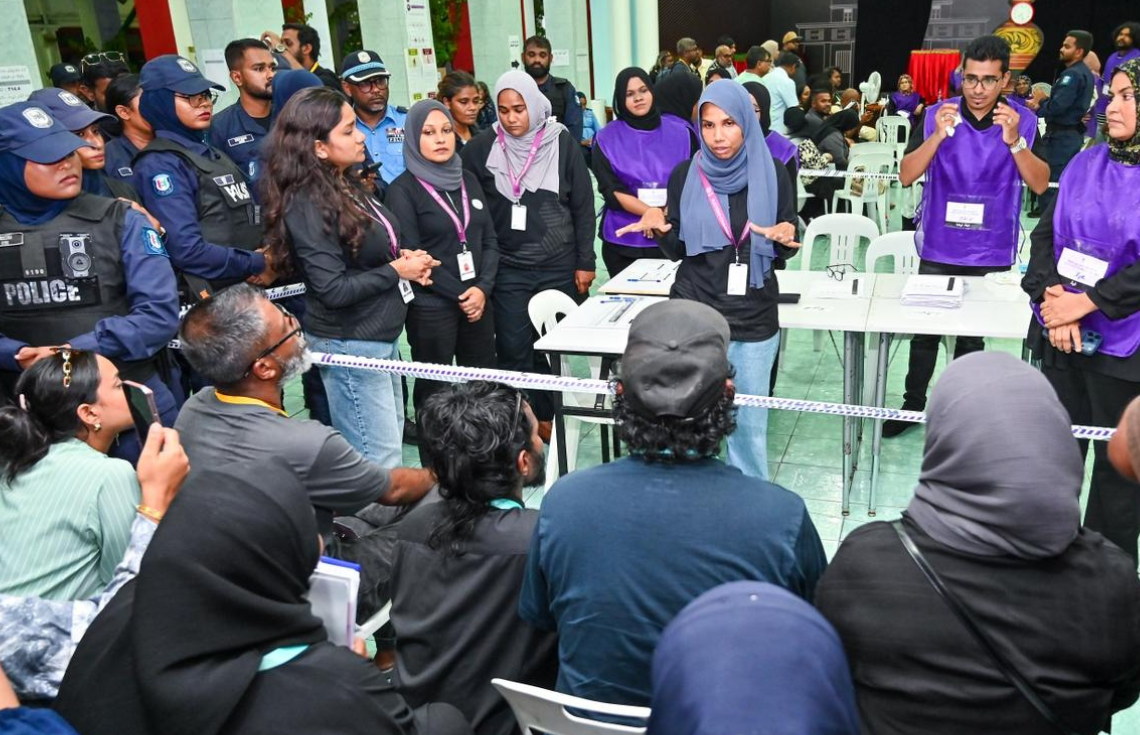 ދެބަސްވުންތައް ހައްލުކޮށް ހެންވޭރު ހުޅަނގު ދާއިރާގެ ވޯޓުފޮށި ގުނަން ފަށައިފި