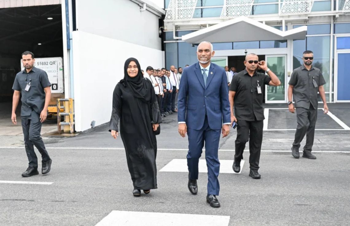 ރައީސްގެ ދެކަނބަލުން މާދަމާ ޢުމްރާގެ އަޅުކަމަށް ފުރާވަޑައިގަންނަވަނީ