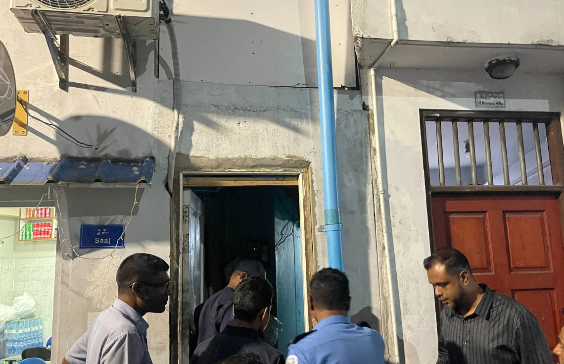 ދުވަހު ކުއްޔަށް ކޮޓަރި ދޫކުރާ ގެއެއްގެ ކައިރިން މަގުމަތީގައި މަރުވެފައި އޮތްކަމަށް ބެލެވޭ މީހަކު ފެނިއްޖެ