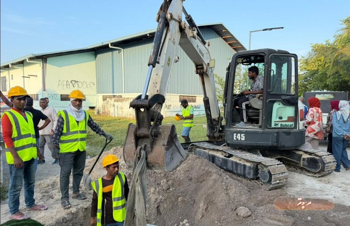 ދ. މީދޫގެ މަގުތައް ޒަމާނީ ފެންވަރަށް ތަރައްޤީކުރުމުގެ މަޝްރޫޢުގެ ޢަމަލީ މަސައްކަތް ފަށައިފި