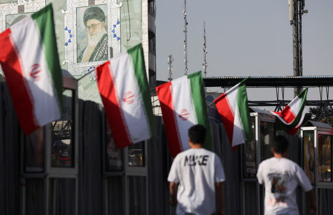 ދެހަފްތާއަށް ހަމަލާތައް މެދުކަނޑާލާނެކަމަށް އެމެރިކާއިން ބުނުމުން ހޮރުމޫޒް ކަނޑުއޮޅި ހުޅުވާލުމަށް އިރާނުން އެއްބަސްވެއްޖެ