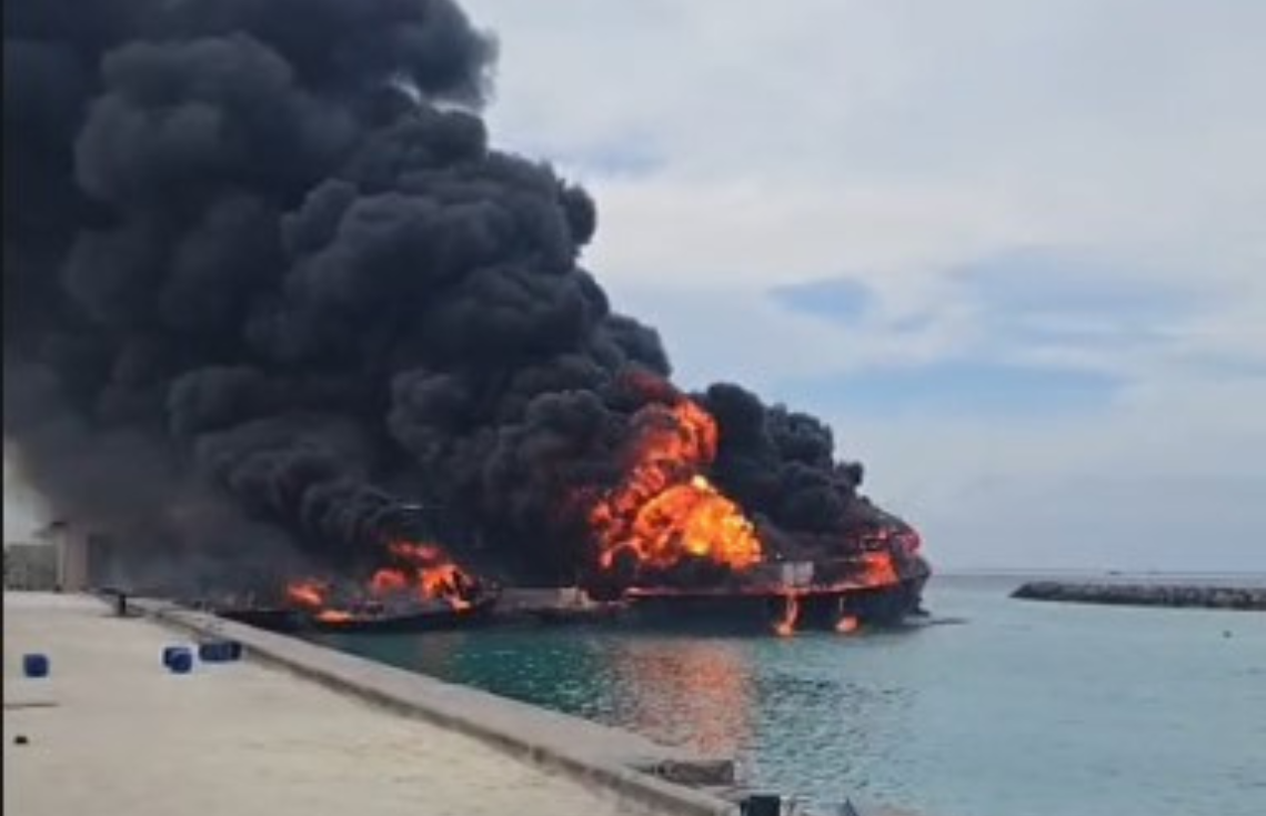 ފީއަލި ބަދަރުގައި އޮތް ތެޔޮ ބޯޓެއްގައި ރޯވެ، ބަނދަރުގައި އޮތް އެހެން އުޅަނދުތަކަށް ހުޅުގަނޑު ފެތުރިއްޖެ