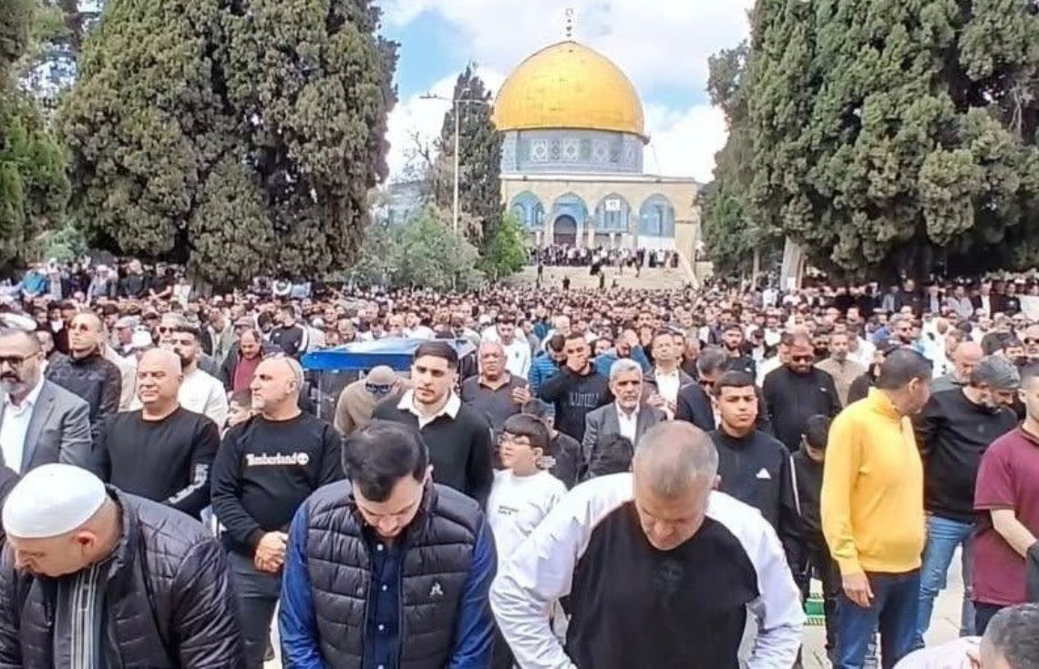 40 ދުވަހަށް ފަހު މަސްޖިދުލްއަޤްޞާ ހުޅުވުން: 100،000 މީހުން ހުކުރު ނަމާދުގައި ބައިވެރިވެއްޖެ