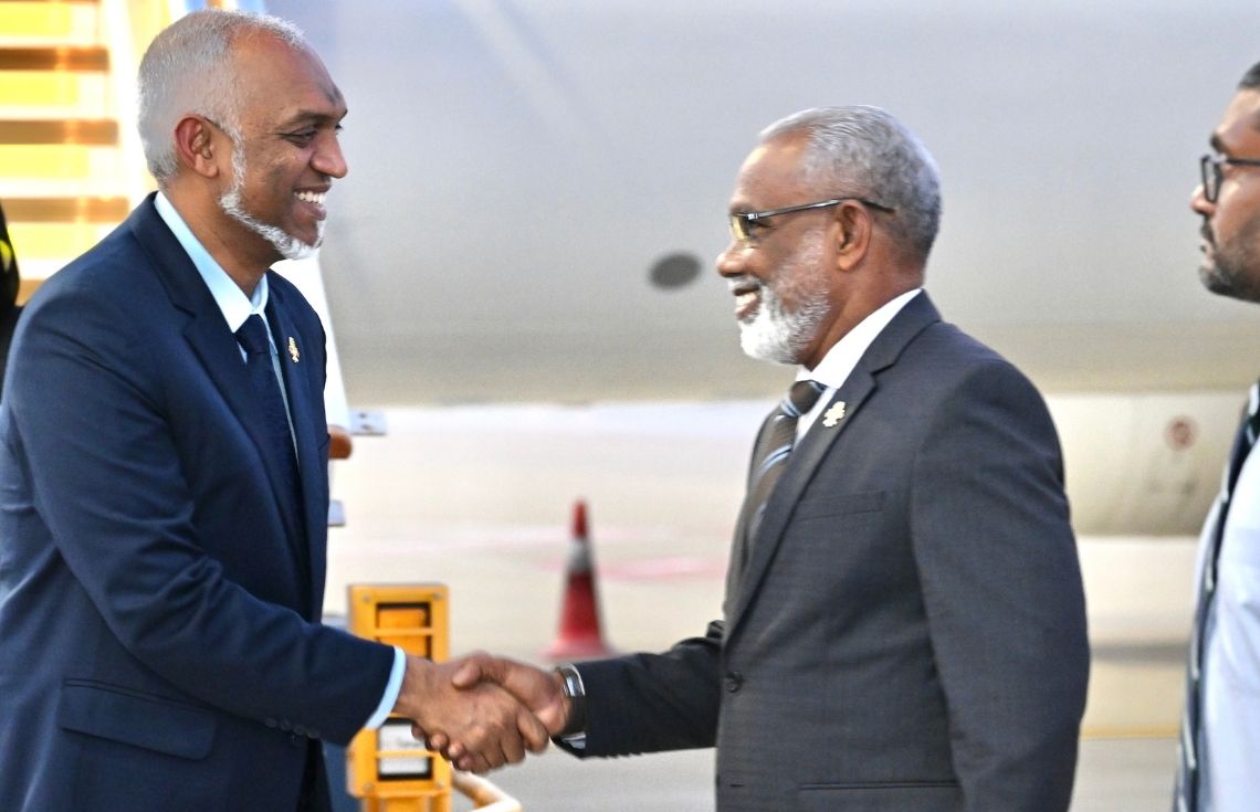 ރައީސުލްޖުމްހޫރިއްޔާގެ ދެކަނބަލުން ޢުމްރާގެ އަޅުކަން ނިންމަވާލެއްވުމަށްފަހު ރާއްޖެ ވަޑައިގެންފި