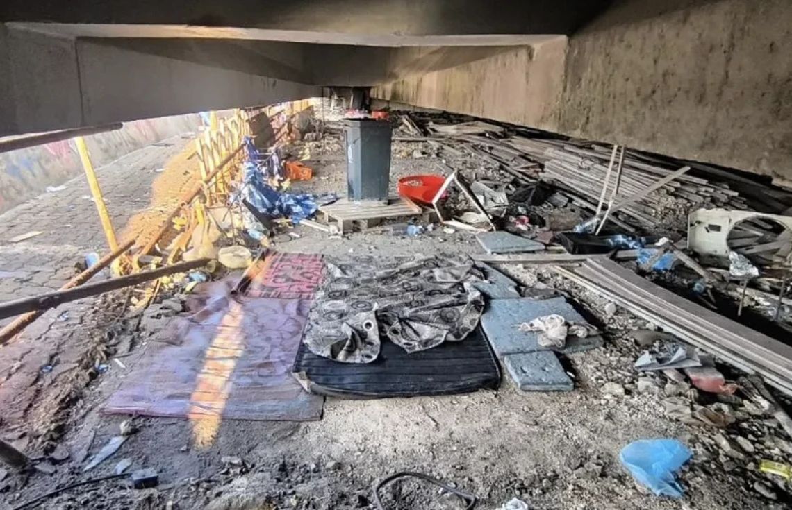 ބްރިޖު ދަށުގައި ދިރިއުޅުނު މީހުން ފޮނުވާލައިފި، އެސަރަހައްދު ފުލުހުން ބަލަހައްޓަނީ