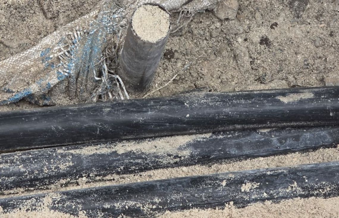 މަގު ކޮނުމުގެ މަސައްކަތްތައް ކުރިއަށްގެންދާއިރު، ބިމު އަޑިން އަޅާފައިވާ ކަރަންޓު ކޭބަލްތަކަށް ސަމާލުވުމަށް ސްޓެލްކޯއިން އެދެފި