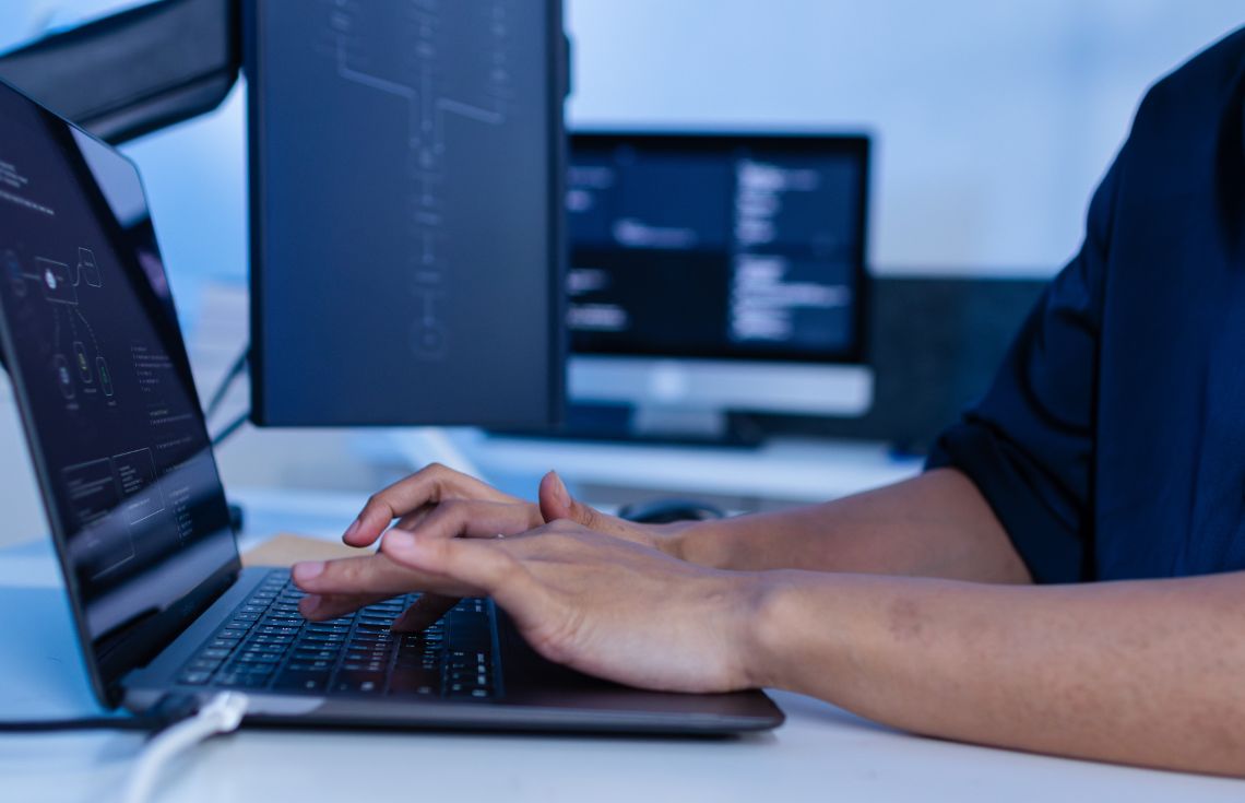 ޤާނޫނީ އަދި މާލީ ނާޒުކު ކަންކަމުގައި އޭއައި ބޭނުންކުރުމުގައި ސަމާލުވުމަށް މާހިރުން އިލްތިމާސްކޮށްފި