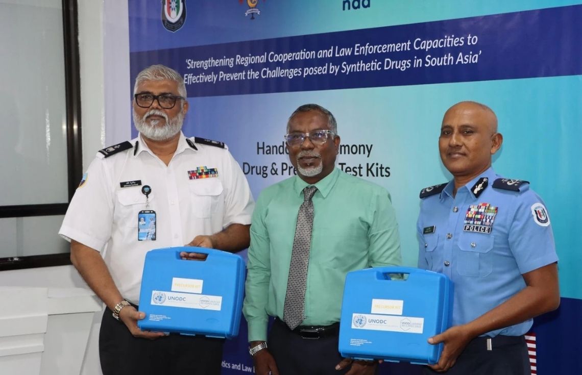 ޔޫއެންއޯޑީސީން ރާއްޖެއަށް ހަދިޔާކުރި ޑްރަގް ޓެސްޓް ކިޓްތައް ކަސްޓަމްސްއާއި ފުލުހުންނަށް ހަވާލުކޮށްފި