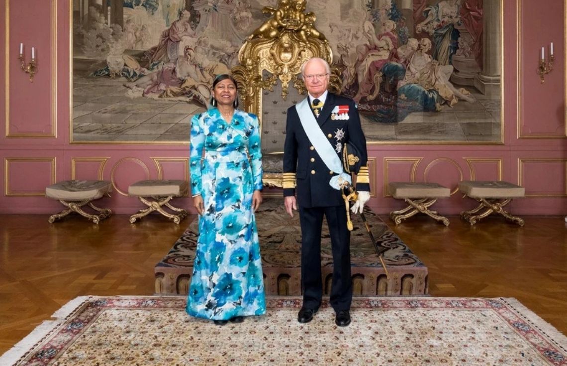 ދިވެހިރާއްޖެއިން ސްވިޑަން އަށް ކަނޑައަޅުއްވައިފައިވާ ސަފީރު، އެކަމަނާގެ މަޤާމުގެ ފަތްކޮޅު ސްވިޑަން ރަސްގެފާނަށް އަރުވައިފި