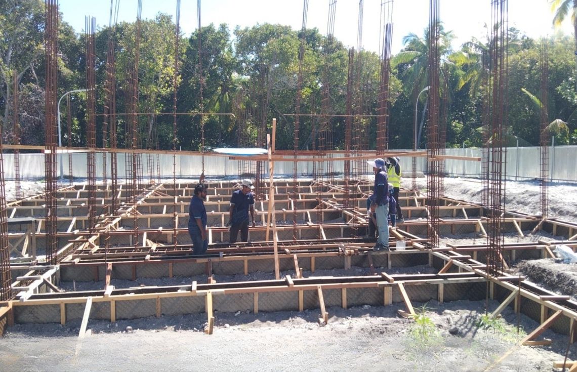 ފުވައްމުލަކު ސިޓީގައި ޤާއިމްކުރާ ފުލުހުންގެ އެކޮމޮޑޭޝަން ބްލޮކުގެ މަސައްކަތް ބާރު ސްޕީޑުގައި އެބަ ކުރިއަށްދޭ: އެމްޓީސީސީ