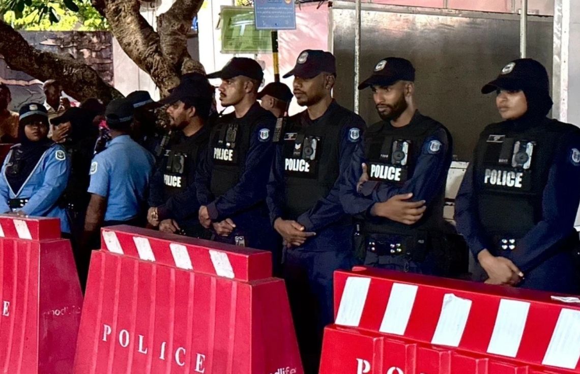 ރޭގެ އެއްވުން ކޮންޓްރޯލްކުރުމުގައި ފުލުހުން ބާރުގެ ބޭނުންކުރިކަމަށް ބުނާ ވާހަކަތައް ދޮގުކޮށްފި