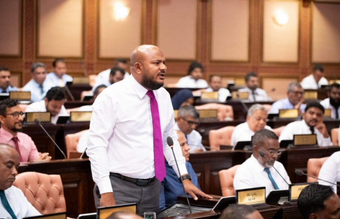 މިނިމަމް ވޭޖުގެ ޤާނޫނުގެ ސަބަބުން ރިސޯޓުތަކުގައި މަސައްކަތްކުރާ ޒުވާނުންނަށް މަންފާއެއް ނުކުރޭ: ޝުޖާއު