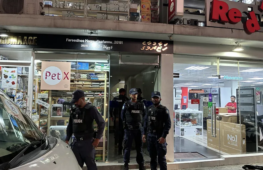 ރައީސުލްޖުމްހޫރިއްޔާގެ ކަރާމާތަށް ހުތުރުވާގޮތަށް ހެދި ޑޮކިއުމެންޓްރީއާ ގުޅިގެން "އަދަދު" ނޫހުގެ އިދާރާއަށް ފުލުހުން ވަދެއްޖެ