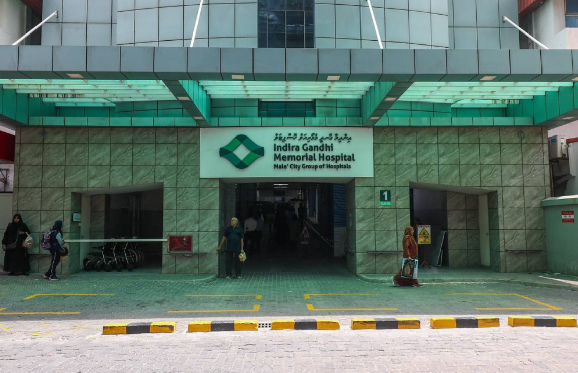 ކުޅުދުއްފުށީގައި ރުކަކުން ވެއްޓުނު ޒުވާނަކަށް ފަރުވާދެމުން ދަނިކޮށް ނިޔާވެއްޖެ