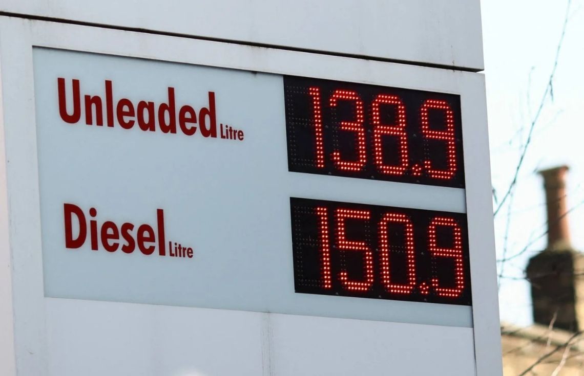 އީރާނުގެ ބަނދަރުތައް އެމެރިކާއިން ހިސާރުކުރުމާ ގުޅިގެން ތެލުގެ އަގު އުފުލިއްޖެ، ސަޕްލައި ކެނޑިދާނެ ކަމުގެ ބިރުބޮޑު