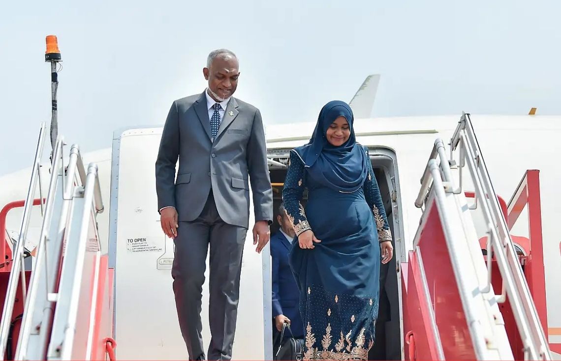 ސްރީލަންކާއަށް ކުރައްވާ ފުރަމާނަ ދަތުރުފުޅެއްގައި ރައީސުލްޖުމްހޫރިއްޔާގެ ދެކަނބަލުން ފުރާވަޑައިގެންފި
