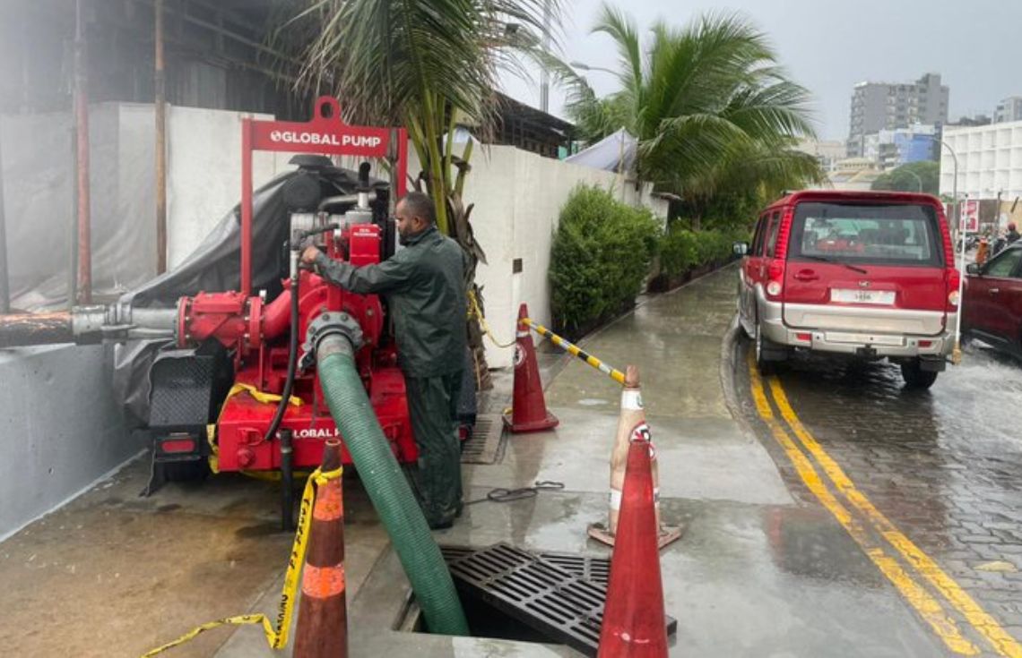 މާލޭގެ މަގުތަކުގައި ފެންބޮޑުވެ، ފެން ހިންދުމުގެ މަސައްކަތް އެމްއެންޑީއެފުން ފަށައިފި