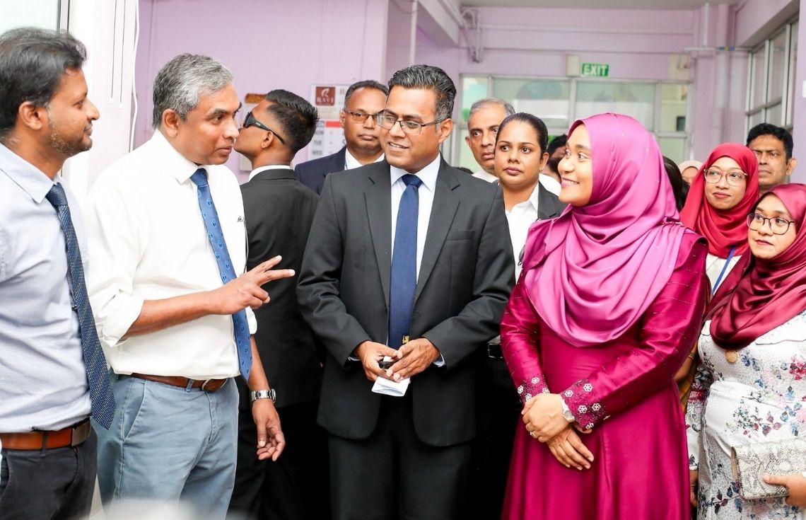 ކޮލަމްބޯގައި ހުންނަ ލޭޑީ ރިޖްވޭ ހޮސްޕިޓަލަށް މެޑަމް ސާޖިދާ ޒިޔާރަތްކުރައްވައިފި