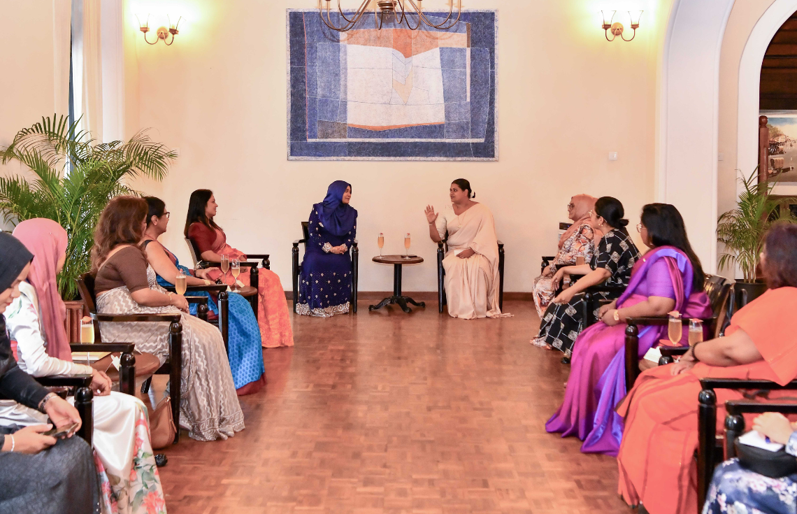ރައީސުލްޖުމްހޫރިއްޔާގެ އަނބިކަނބަލުން ކޮޅުނބުގެ މޭޔަރާއި ބައްދަލުކުރައްވައިފި