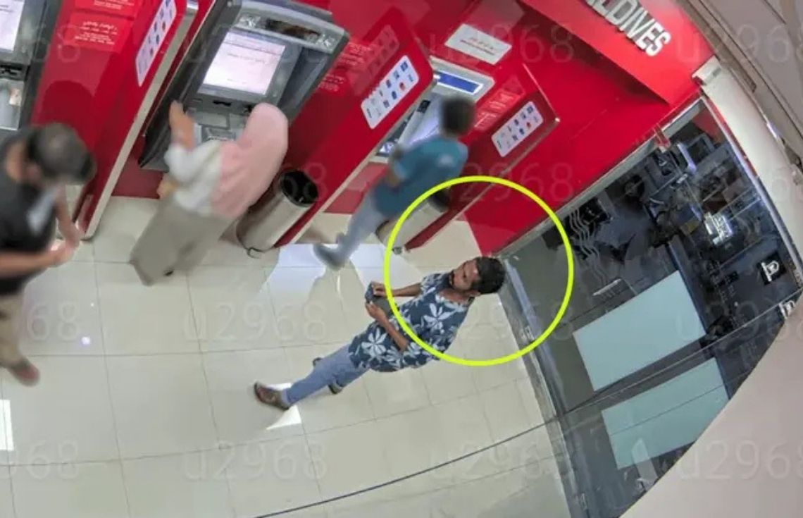 އޭޓީއެމްއަށް ދޫކޮށްލެވިފައިވާ ކާޑެއް ނަގައި، އެ ކާޑުން ވިޔަފާރިކުރި މީހަކު ހޯދަނީ