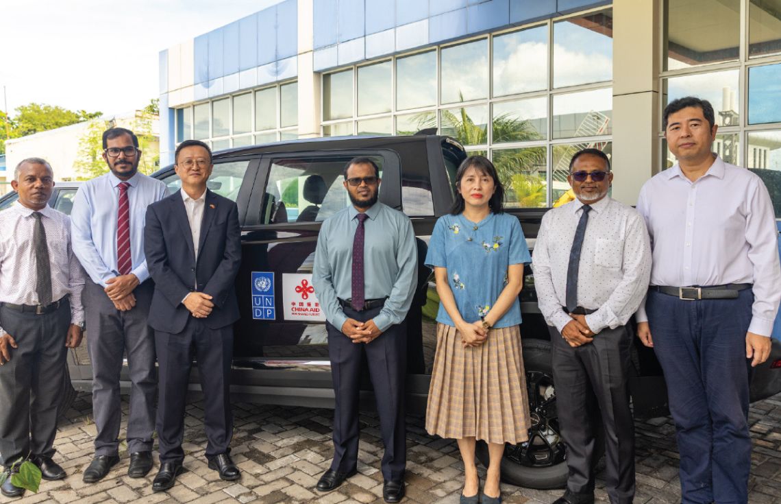 "ތައްޔާރު" މަޝްރޫޢުގެ ދަށުން ފޯރުކޮށްދީފައިވާ ތިން އިލެކްޓްރިކް އުޅަނދު ހަވާލުކޮށްފި