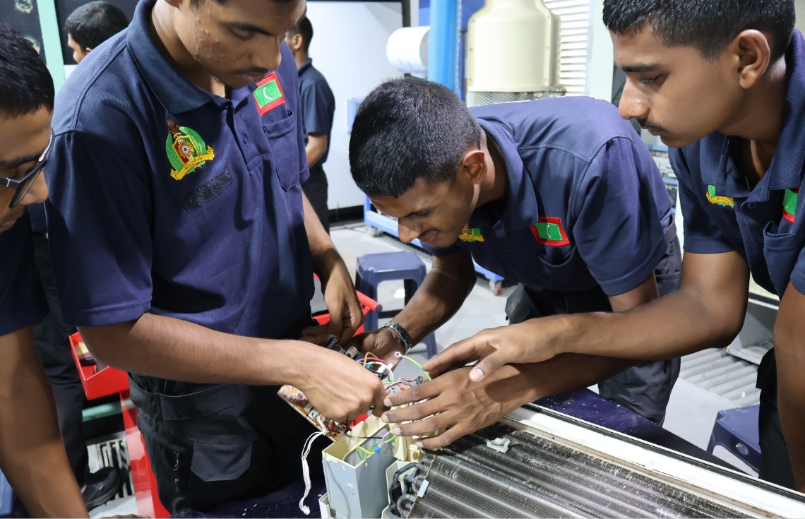 ދިވެހި ވަޠަނީ ޚިދުމަތުގެ ފަންނީ ތަމްރީނުން ދަސްވެނިވި ޒުވާނުންނަށާއި ބެލެނިވެރިންނަށް ރައީސުލްޖުމްހޫރިއްޔާ މަރުޙަބާ ދަންނަވައިފި