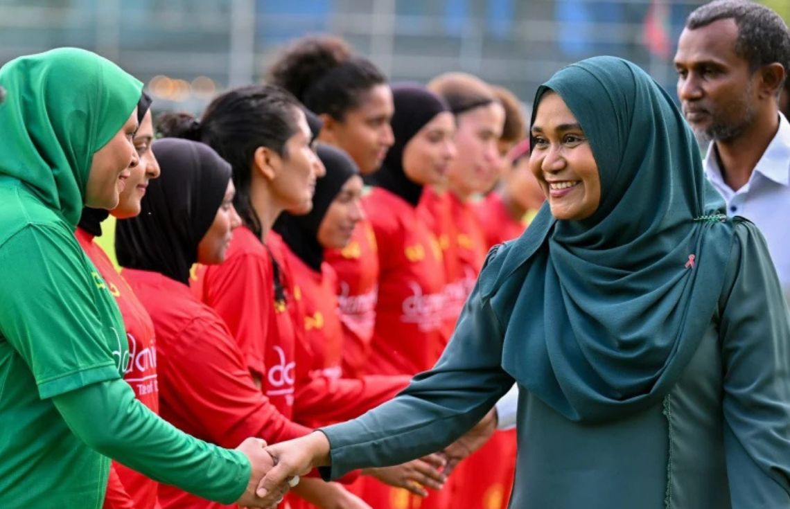 ފުޓުބޯޅައަކީ ދުނިޔެ ބަދަހިކޮށްދޭ ވަސީލަތެއް، މިއީ ޒިންމާދާރު ރައްޔިތުން ބިނާކުރާ ކުޅިވަރެއް: މެޑަމް ސާޖިދާ