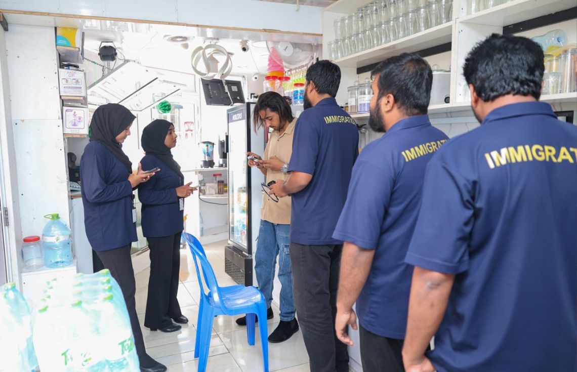 ޤަވާއިދާ ޚިލާފަށް އުޅޭ ބިދޭސީން ހޯދަން ހިންގި އޮޕަރޭޝަނެއްގައި 7 މީހަކު އިމިގްރޭޝަންގެ ބެލުމުގެ ދަށަށް
