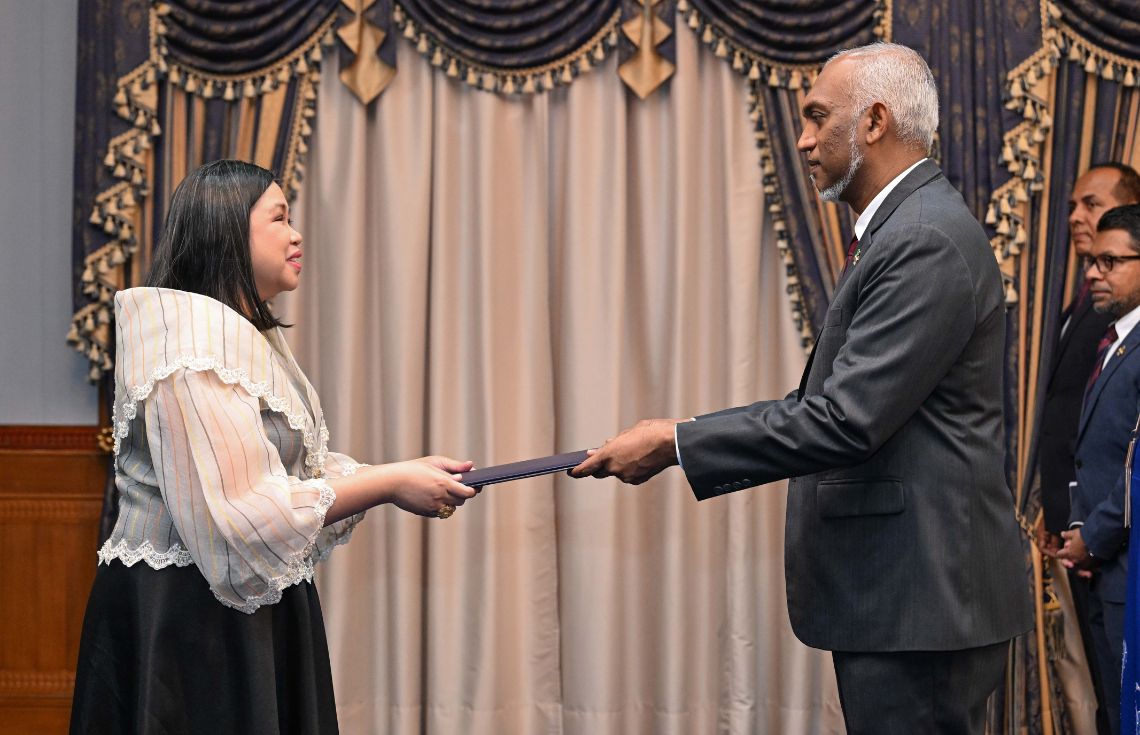 ފިލިޕީންސްގެ ނޮން-ރެސިޑެންޓް ސަފީރު، ރައީސުލްޖުމްހޫރިއްޔާއަށް ސަފީރުކަމުގެ ފަތްކޮޅު އަރުވައިފި