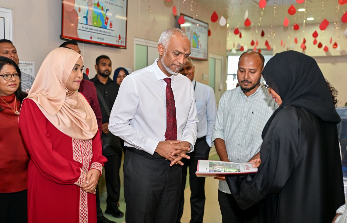 ރައީސްގެ ދެކަނބަލުން ތެލެސީމިއާ ސެންޓަރަށް ޒިޔާރަތްކުރައްވައިފި
