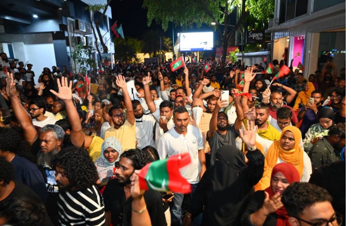 ފިނޭންސް މިނިސްޓަރު ދަންޖައްސަން އެމްޑީޕީގެ މުޒާހަރާގައި ގޮވާލައިފި