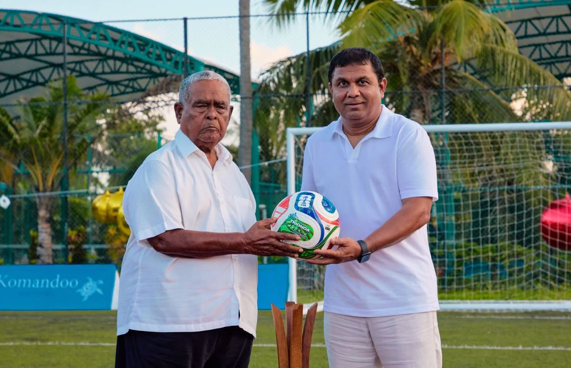 ވޯލްޑްކަޕްގެ ރަސްމީ ބޯޅައެއް މަޝްހޫރު ވިޔަފާރިވެރިޔާ އުއްޗުއަށް ހަދިޔާކުރައްވައިފި