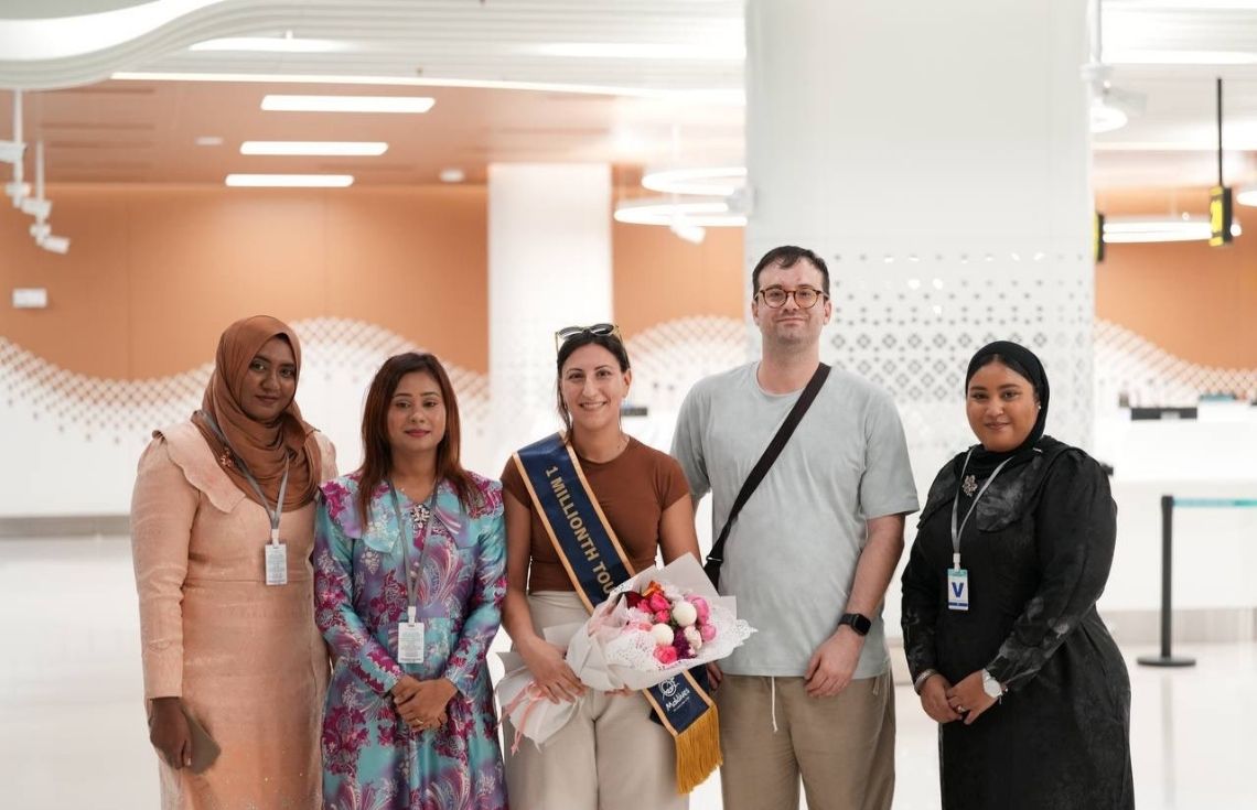 މިއަހަރުގެ 1 މިލިޔަންވަނަ ފަތުރުވެރިޔާއަށް ހޫނު މަރުޙަބާއެއް ކިޔައިފި