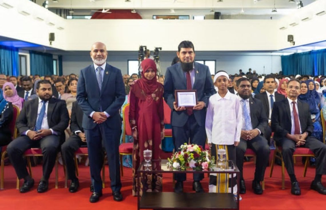 "ސްޕޫން ފީޑް" ކުރުން ހުއްޓާލައި އަމިއްލައަށް އުނގެނުމަށް ދަރިވަރުންނަށް އެޑިޔުކޭޝަން މިނިސްޓަރު ގޮވާލައްވައިފި
