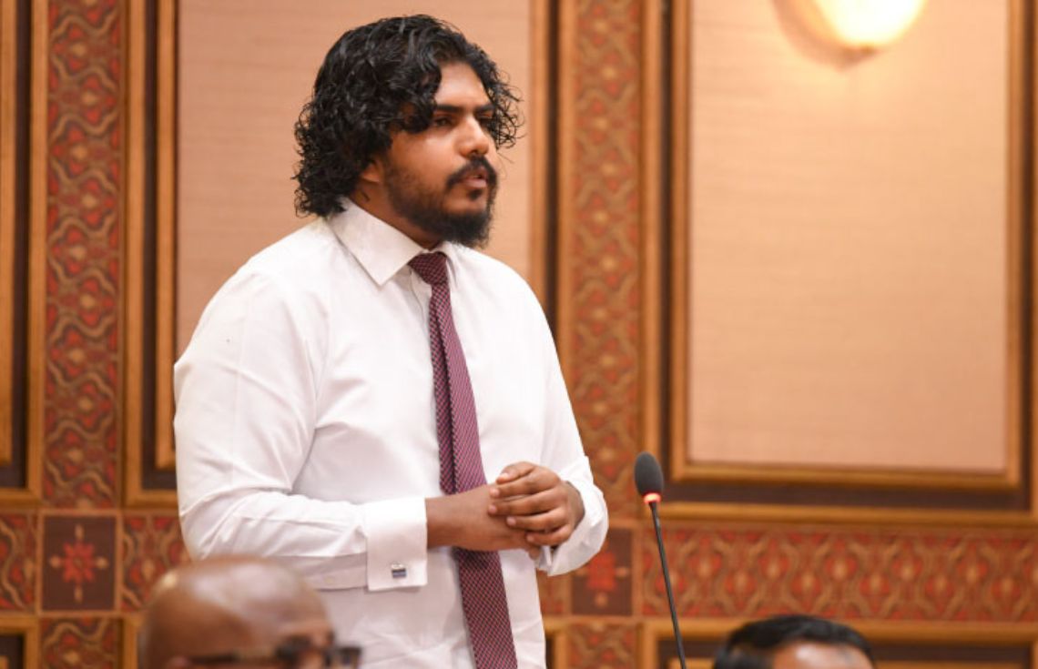އެމްޑީޕީ ސަރުކާރުން ފައިސާ ޗާޕުކޮށްގެން ދައުލަތް ހިންގުމުގެ ނަތީޖާ މިއަދު ފެންނަމުންދަނީ ހިތިކޮށް: އަޒާން