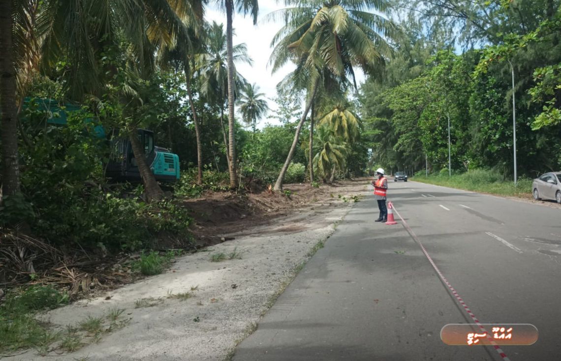 އައްޑޫ ސިޓީ ލިންކްރޯޑު ހެދުމުގެ މަސައްކަތް ކުރިއަށްގެންދާނީ މަގުގެ އެއްފަޅި ބޭނުންކުރެވޭގޮތައް