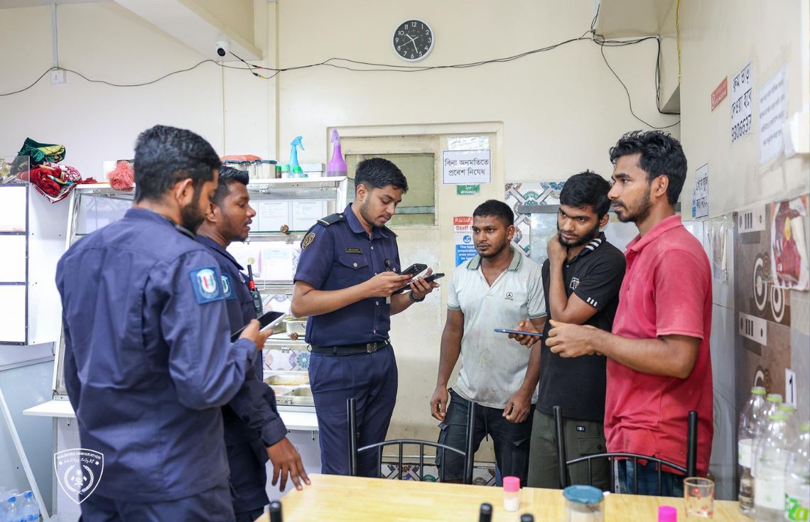 9 ކެފޭއެއް ބަލައި ފާސްކޮށް ޤަވާއިދާ ޚިލާފަށް އުޅުނު 10 ބިދޭސިއަކު އިމިގްރޭޝަނުގެ ބެލުމުގެ ދަށަށް