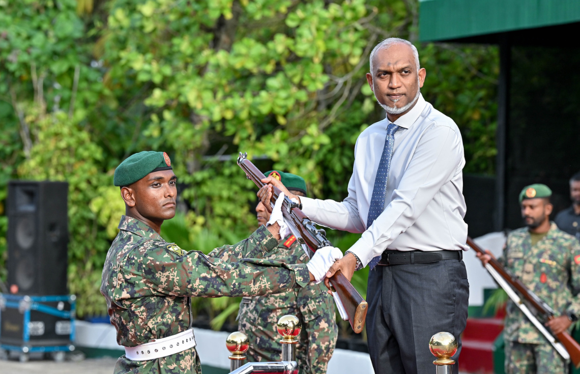 ރައީސުލްޖުމްހޫރިއްޔާ ސިފައިންގެ އަސާސީ ކޯހުގެ ދަރިވަރުން ހުވާކުރުމާއި ބަޑި ހަވާލުކުރުމުގެ ރަސްމިއްޔާތު ޝަރަފުވެރިކޮށްދެއްވައިފި