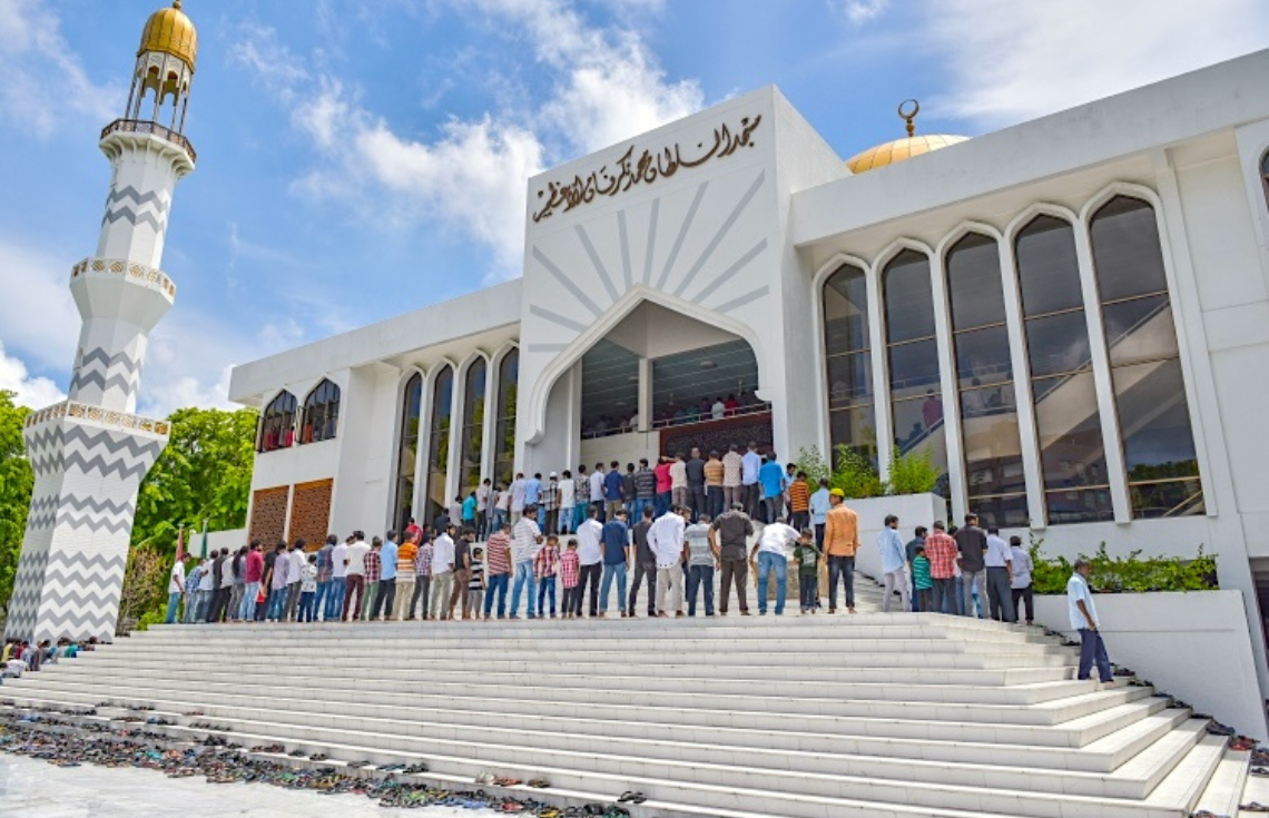 ސިހުރު އުނގެނުމާއި އުނގަންނައިދިނުމަކީ ވެސް ކުފުރުވާވަރުގެ ބޮޑު ފާފައެއް: ހުކުރު ޚުޠުބާ