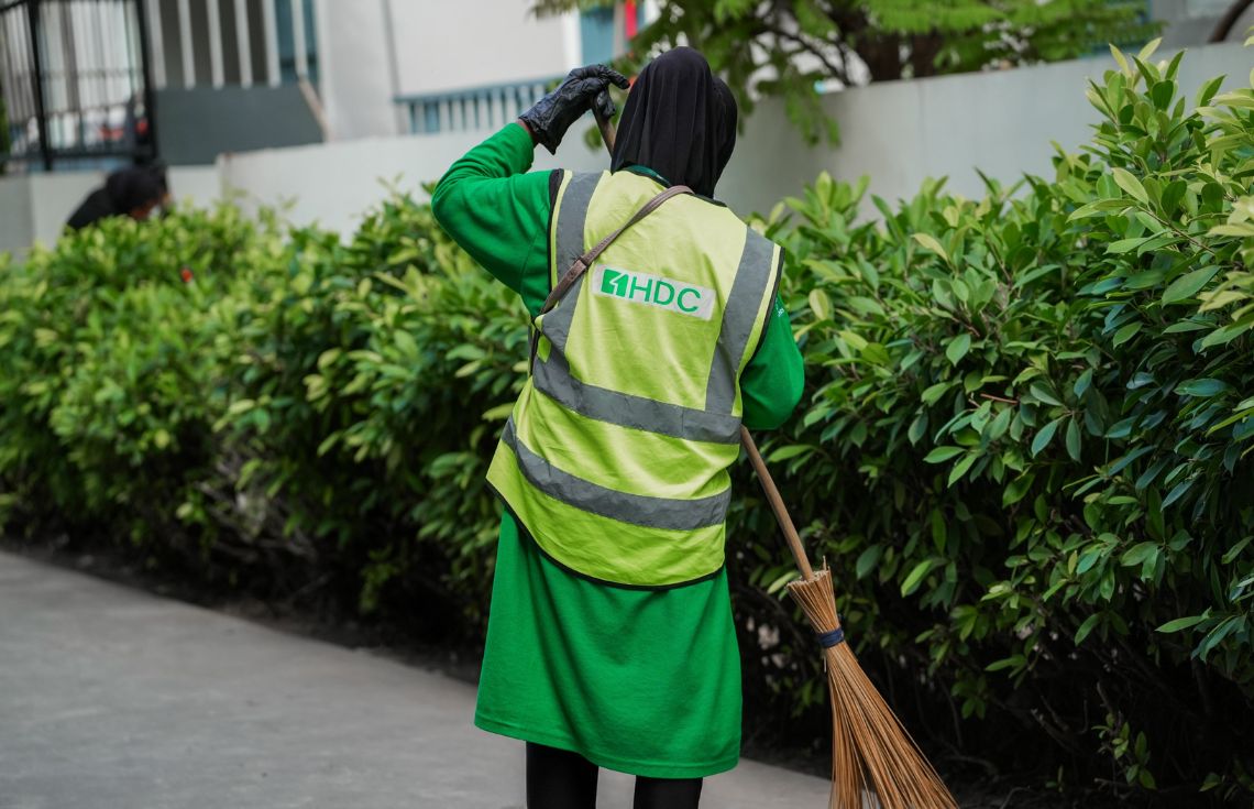 ހުޅުމާލޭގެ އިމާރާތްތައް ސާފުކުރުމަށް އެޗްޑީސީގެ މުވައްޒަފުން އަންނަނީ ހީވާގިކަމާއެކު މަސައްކަތް ކުރަމުން