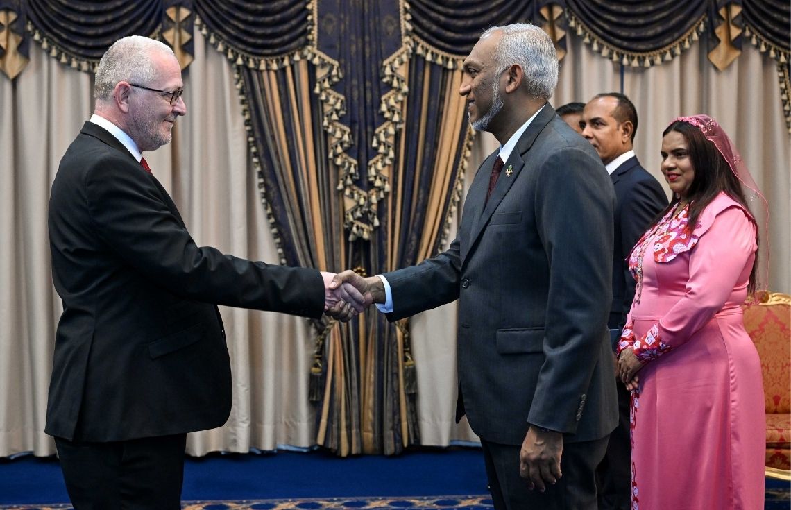 އަށް ގައުމެއްގެ އައު ސަފީރުން ރައީސުލްޖުމްހޫރިއްޔާއަށް ފަތްކޮޅު އަރުވައިފި