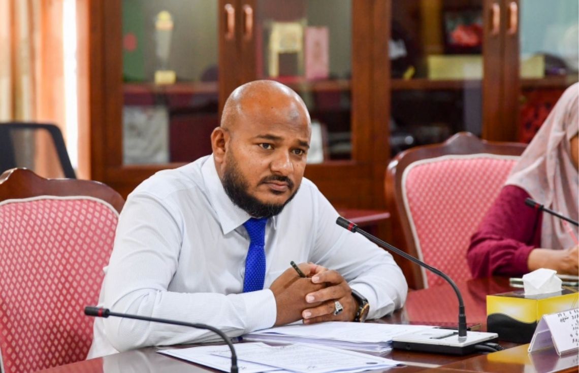 މަނިކުފާނު ނުކުމެ ލާމަރުކަޒީ ވާހަކަ ދެއްކެވުމުން އަނގަ ދިގުވޭ: ޝުޖާއު