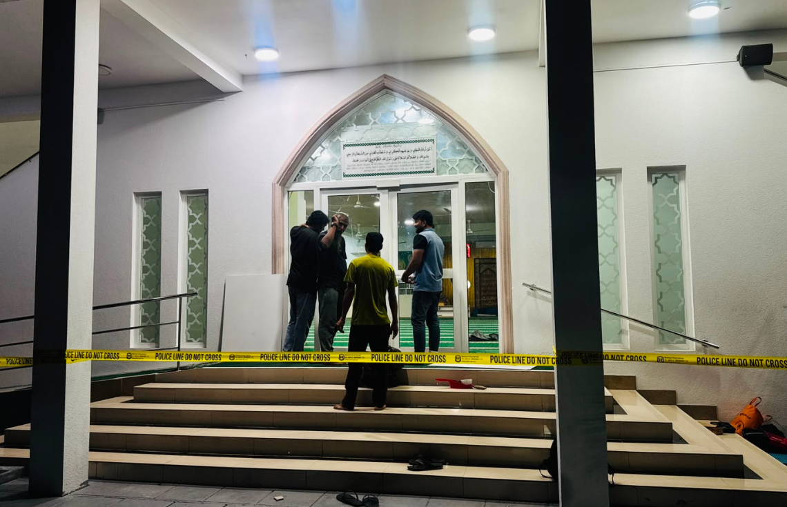 ހުޅުމާލޭ މިސްކިތެއްގެ ބިއްލޫރިގަނޑު ތަޅާލި މީހާ މުޖުތަމަޢުން އެކަހެރިކޮށްފި
